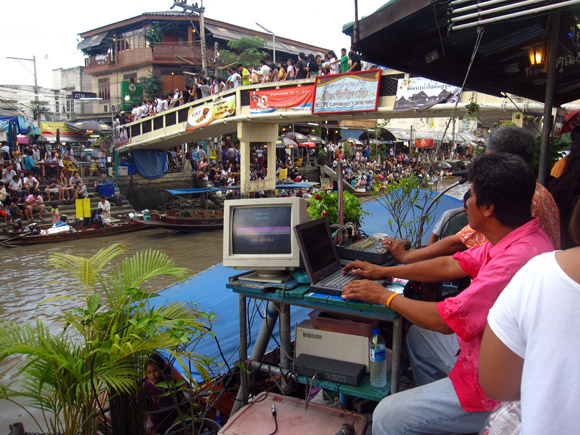 karaoke amphawa floating market