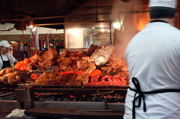 mercado-del-puerto-meat grill man at estancia del puerto