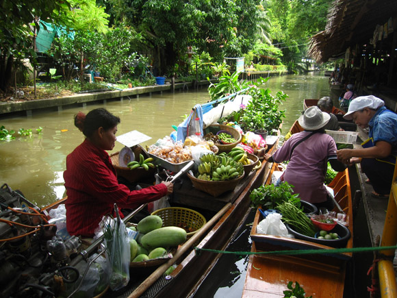 lat-mayom-floating market boats on lay mayom floating market
