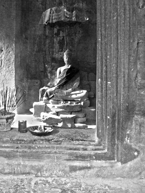 statue at angkor wat buddhist statue