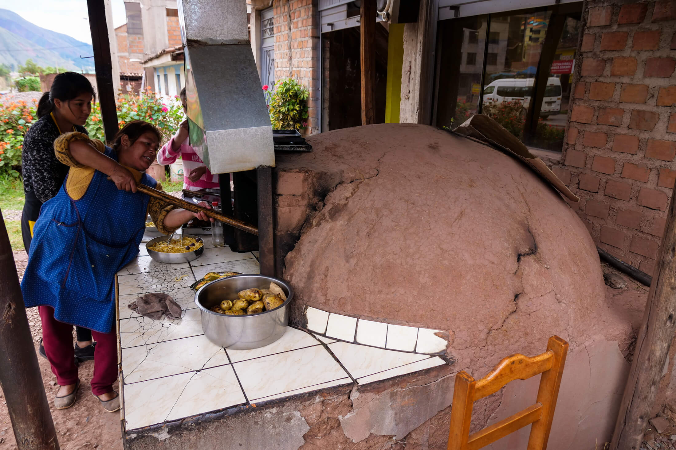 Clay ovens will allow the cuy to Heat more evenly from all sides.